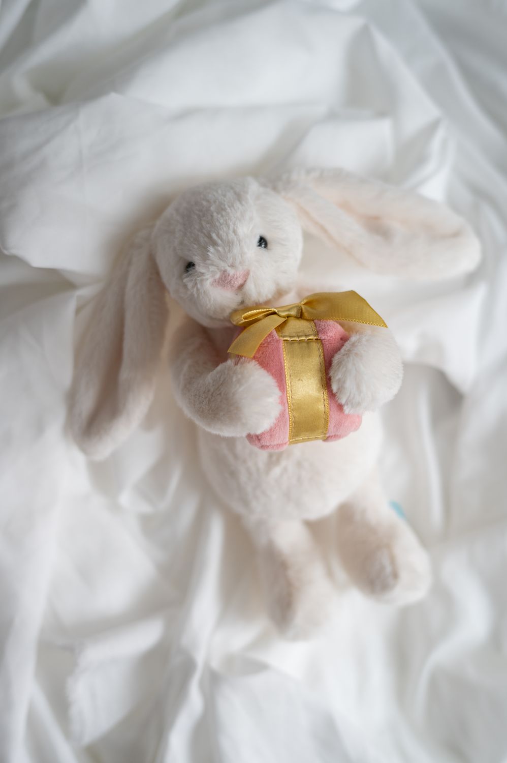 Jellycat Wesoły Króliczek z Prezentem 18 cm