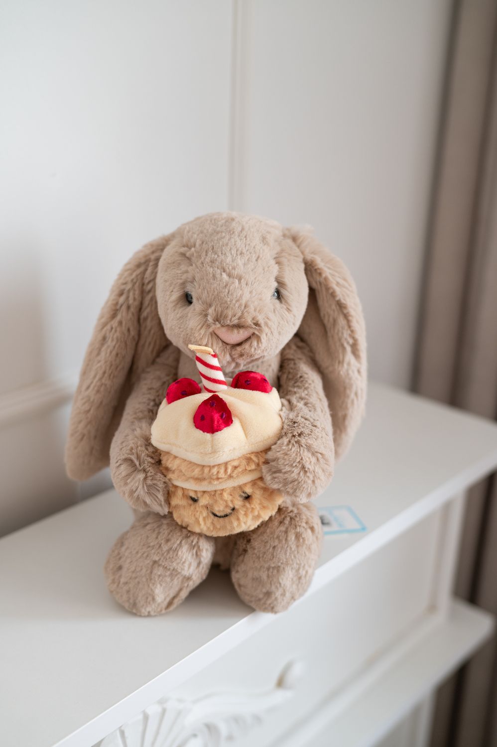 Jellycat Króliczek Beżowy z Tortem Urodzinowym 31cm