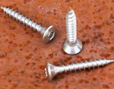 Schrauben und Mauerdübel
