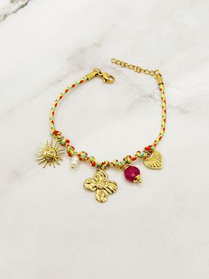 ARMBANDJE MET BEDELTJES