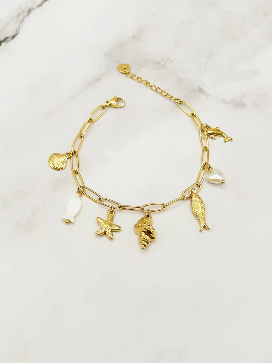 ARMBANDJE MET BEDELTJES