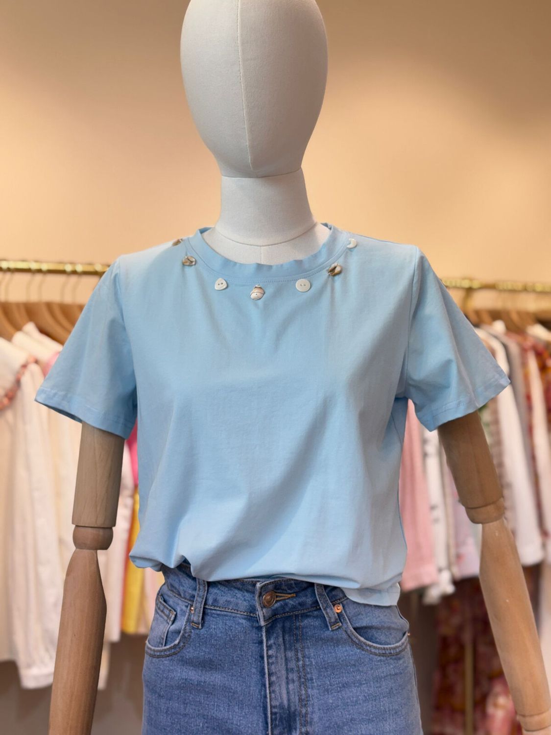 T-SHIRT MET SCHELPJES LICHT BLAUW
