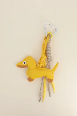 SLEUTELHANGER- BAG CHARMS TECKEL GEEL