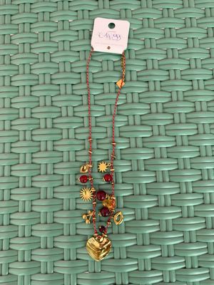 KETTING ROOD MET BEDELTJES