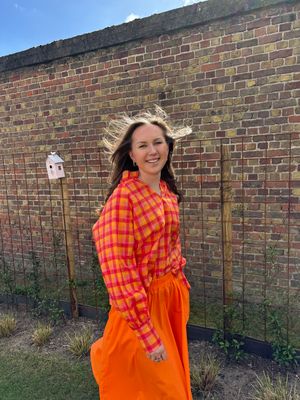 BLOES GERUIT MET OPSTAANDE KRAAG