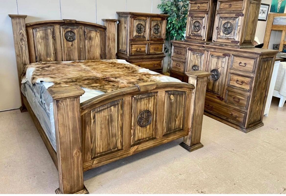 RUSTIC MANSION KING SIZE BEDROOM SET WITH 2 NIGHTSTANDS AND 2 DOOR 5 DRAWER CHEST WITH STAR