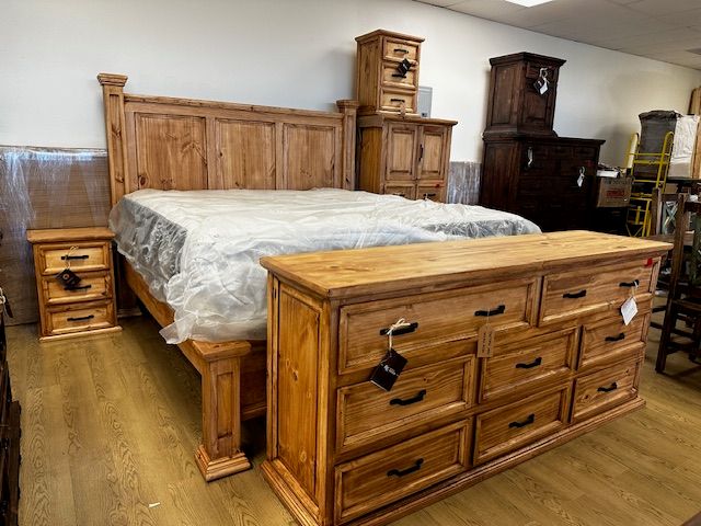 LAREDO TRADITIONAL KING SIZE BEDROOM SET WITH 2 NIGHTSTANDS AND 8 DRAWER DRESSER