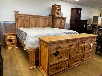 LAREDO TRADITIONAL KING SIZE BEDROOM SET WITH 2 NIGHTSTANDS AND 8 DRAWER DRESSER