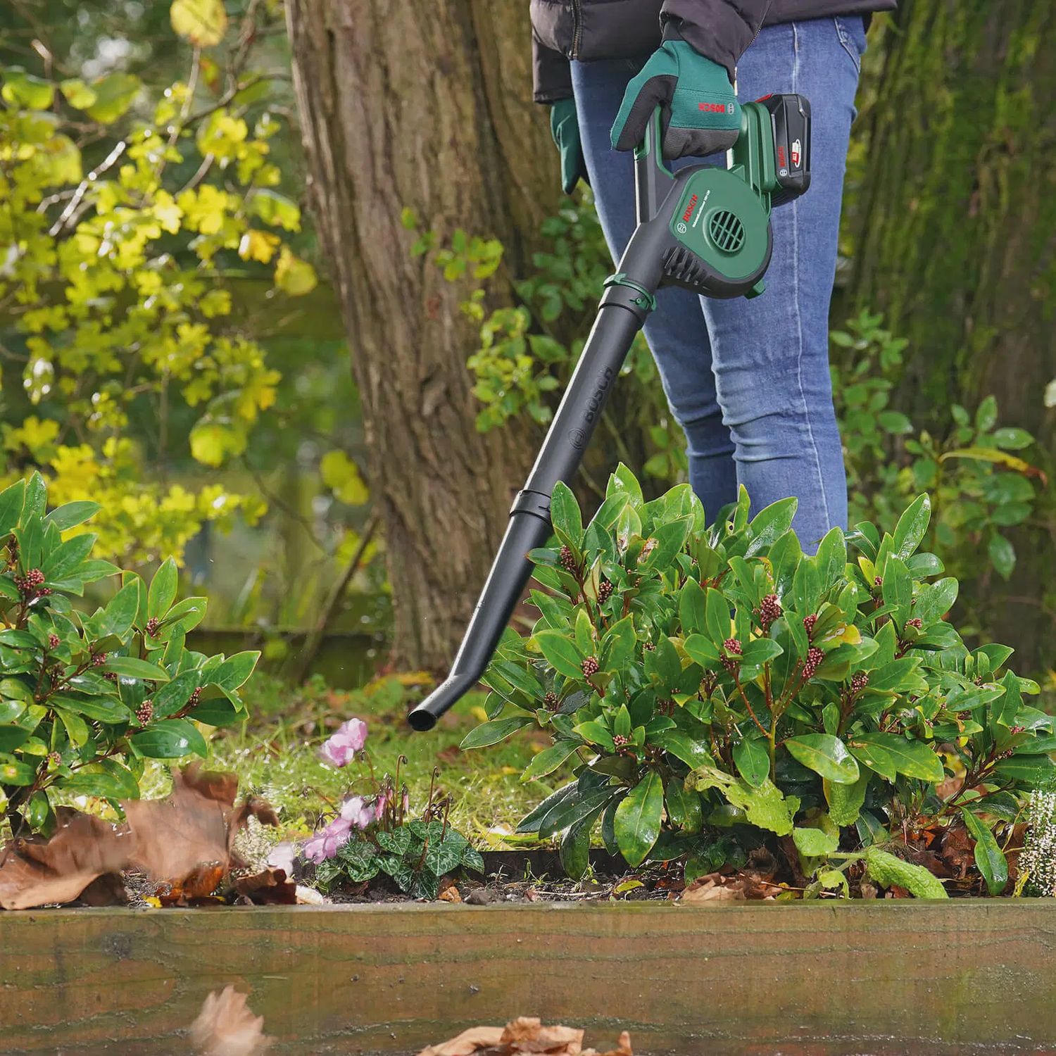 Bosch  Universal leaf Blower 18v-130