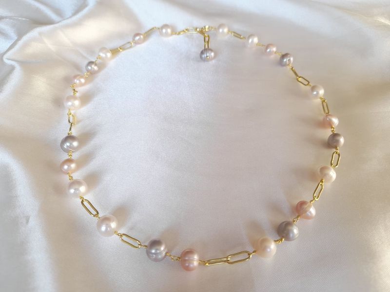 Baroque pearl necklace Pastel colours Baroque pearl necklace Pastel colours
