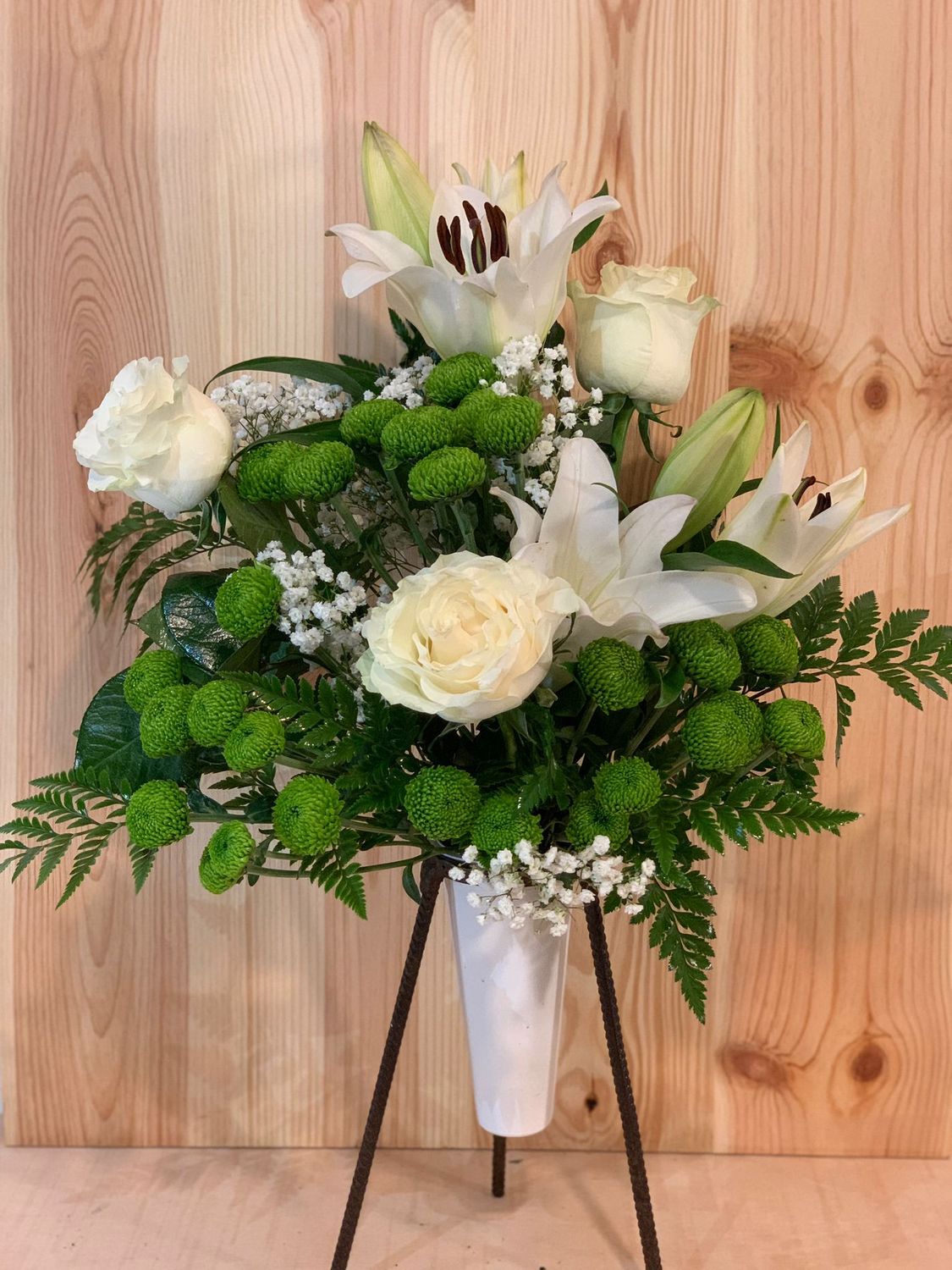 Ramo de Rosas blancas, Lilium y Crisantemo