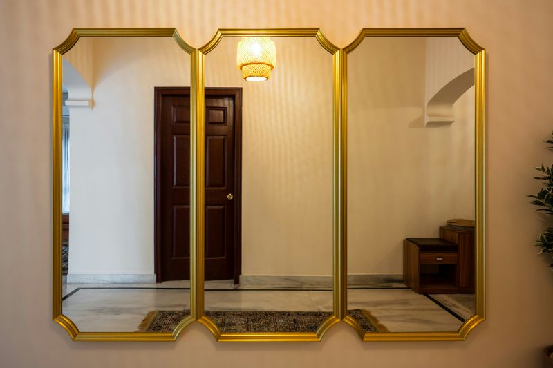 MIRRORED FURNITURE