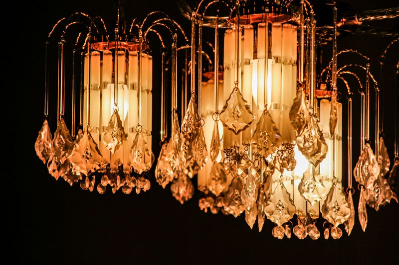 LIGHTING/CHANDELIERS