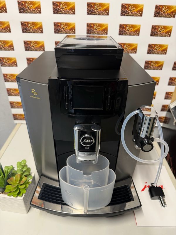 Refurbished Kaffeevollautomat Jura WE8: Neuwertiger Zustand mit nur 440 Bezügen.