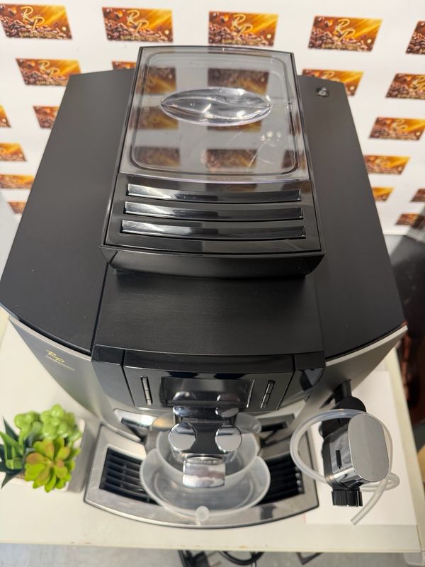 Refurbished Kaffeevollautomat Jura WE8: Neuwertiger Zustand mit nur 440 Bezügen.