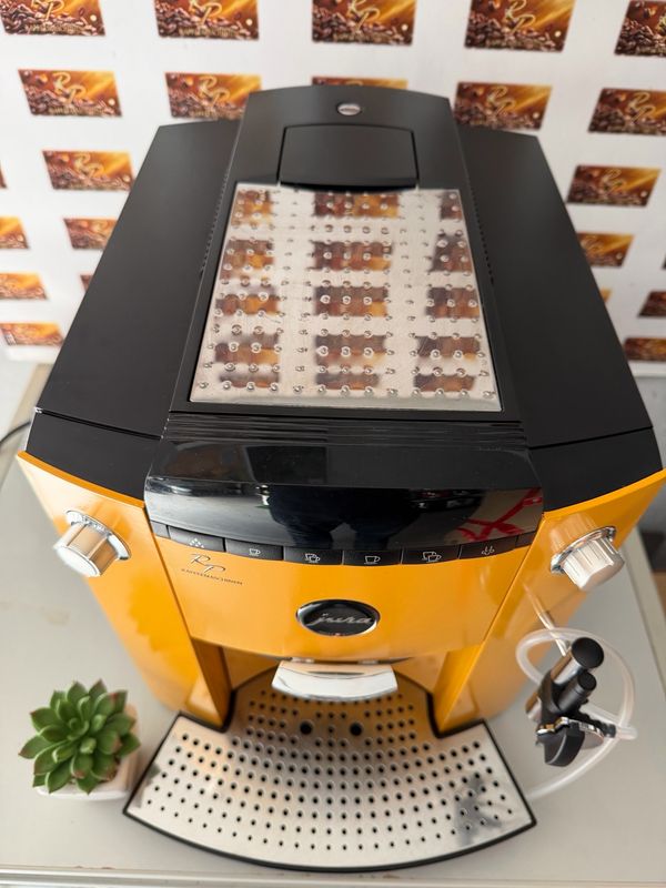 Refurbisched Kaffeevolautomat Jura F 50 (Frisch gewartet und gelb foliert)