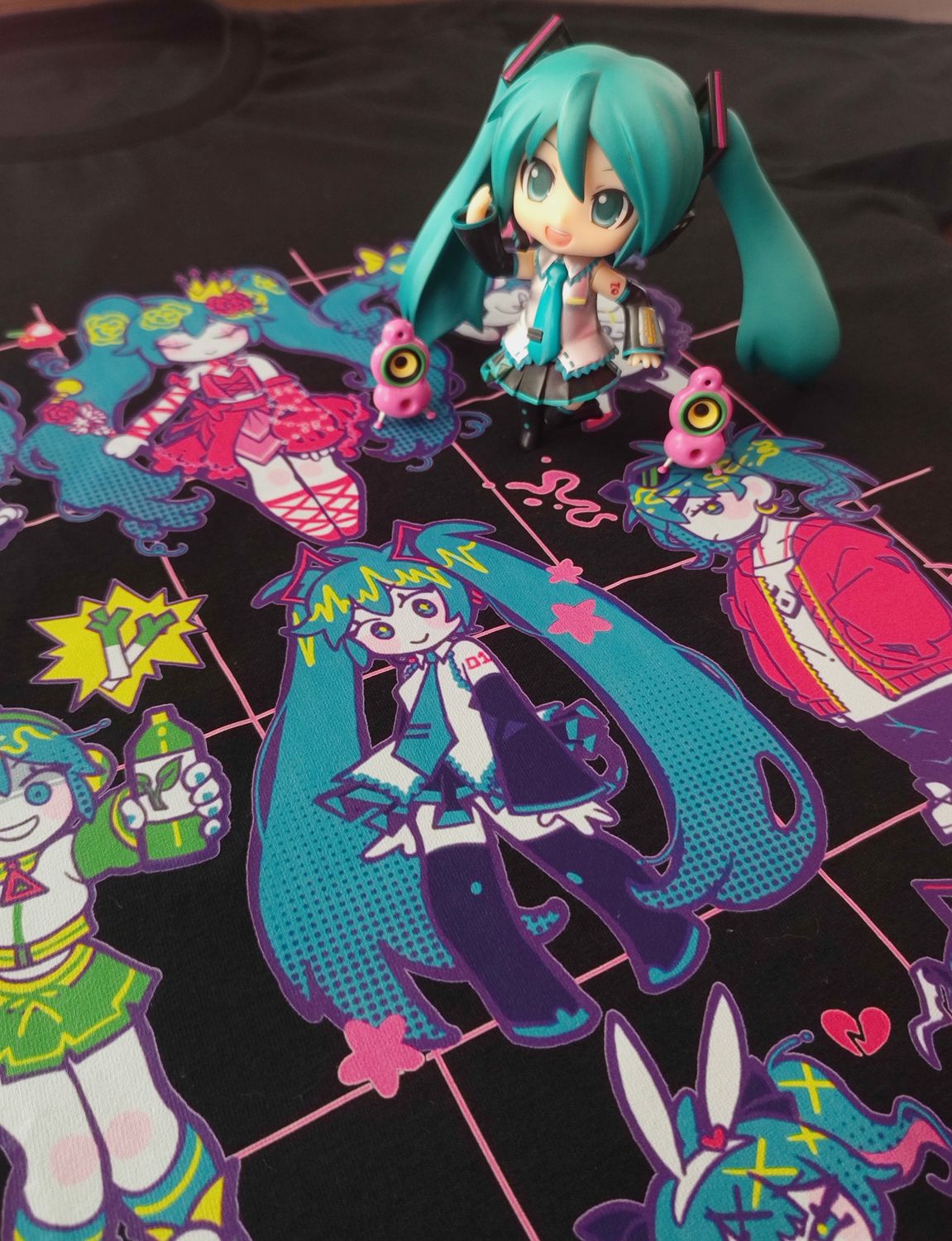 MIKU BLACK TEE -- grid and details in PINK