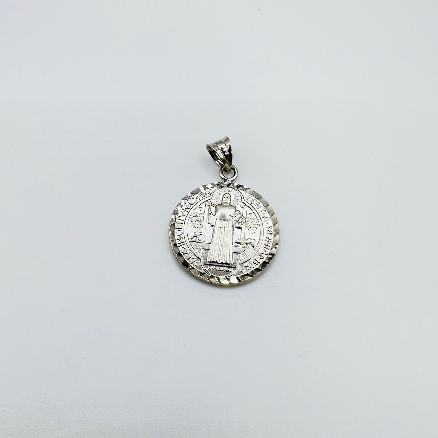Medalla San Benito oro blanco 14k