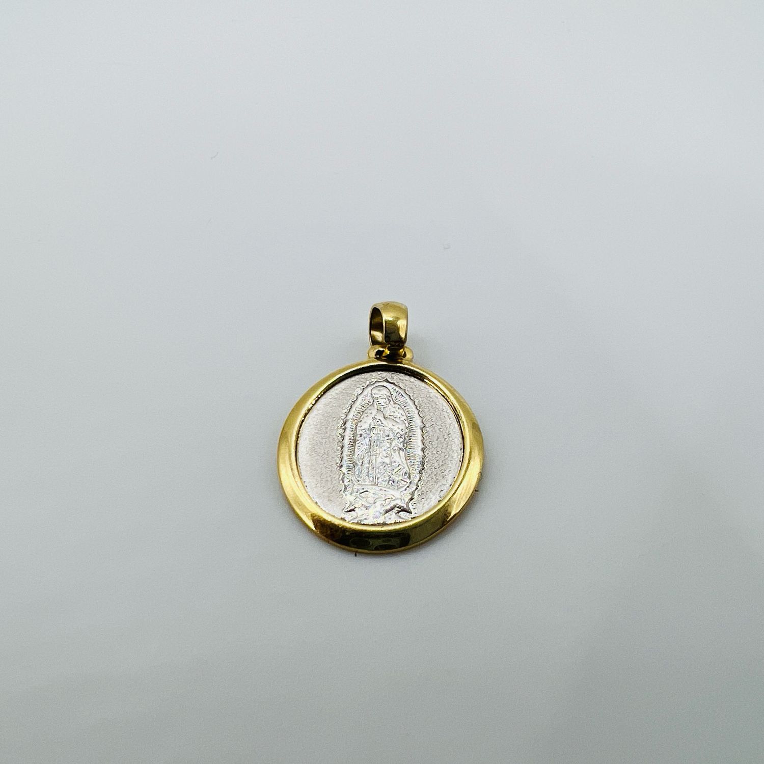 Medalla Virgen láser oro blanco 14k