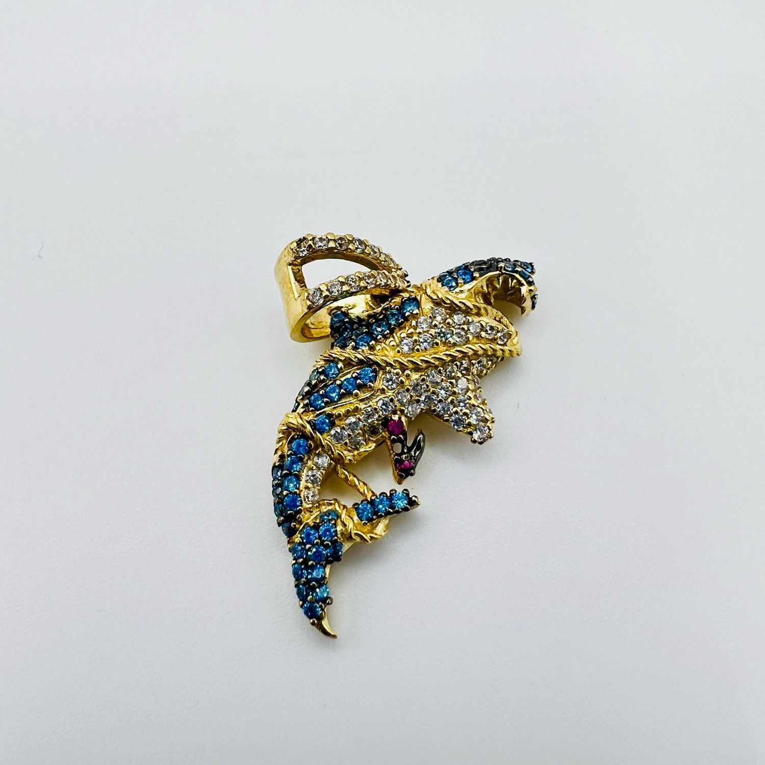 Tiburón con circonias 14k