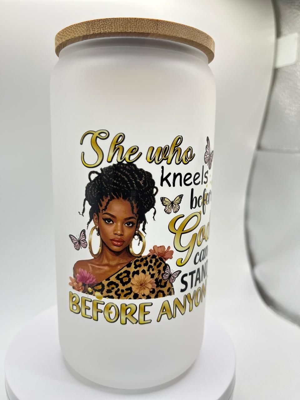 16 oz Glass Cup – She Who Kneels Before God Can Stand Before Anyone 👑🙏