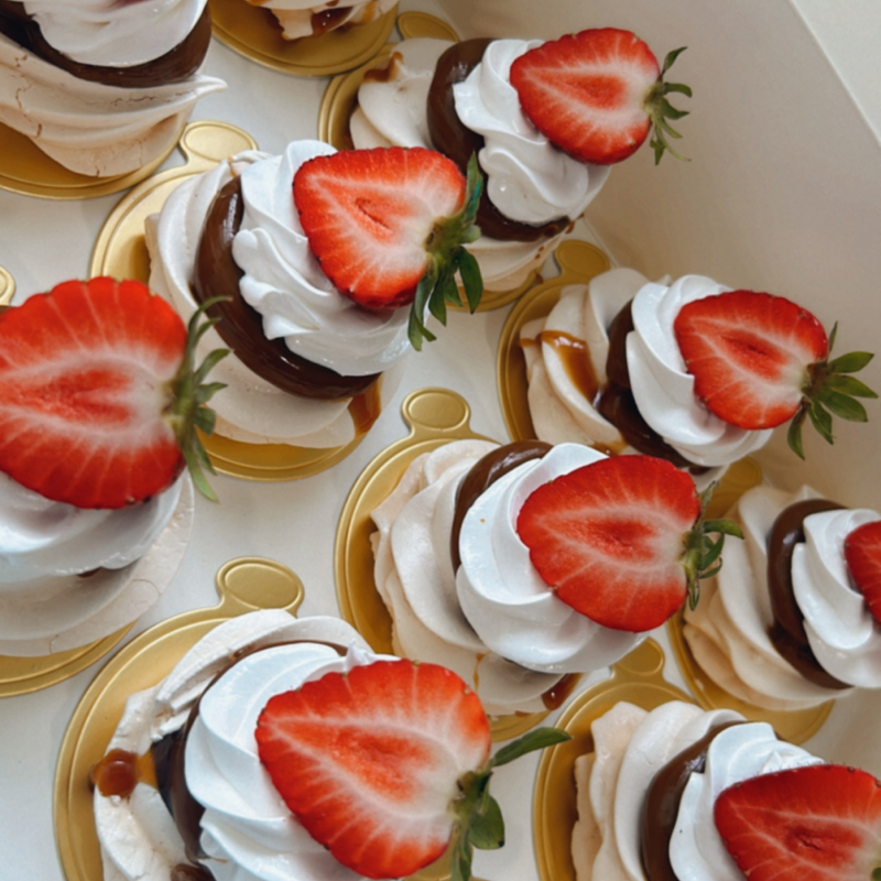 Pavlovas de Dulce de Leche y Fresas (Docena)