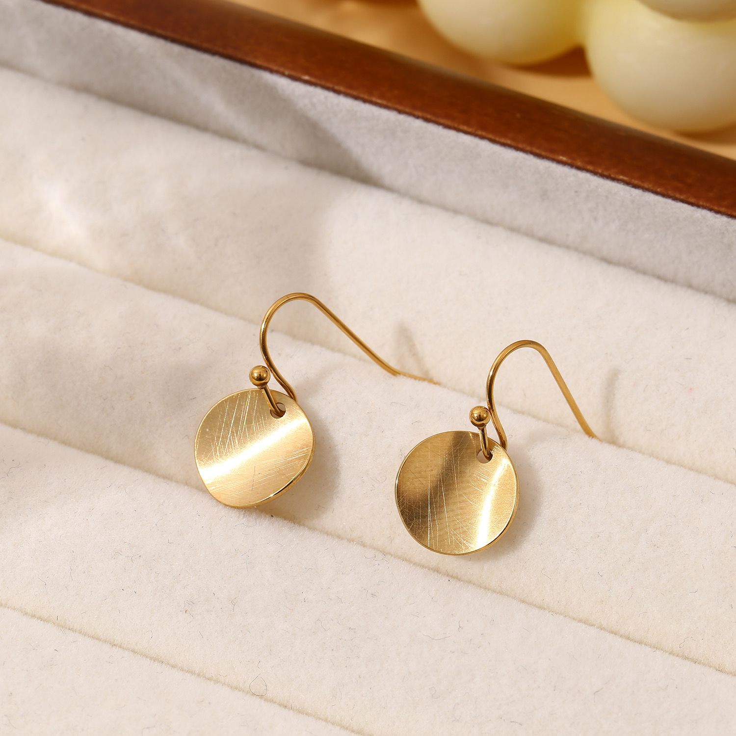 Goudkleurige geborstelde ronde oorbellen