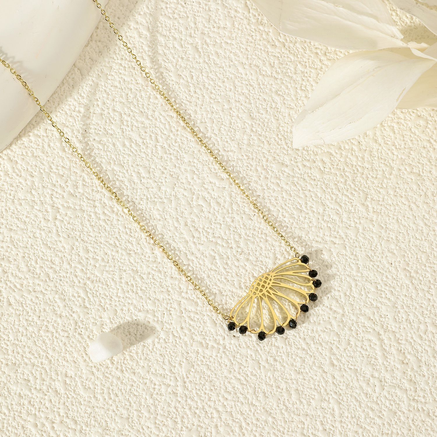 Ketting met half bloemontwerp en zwarte kristallen