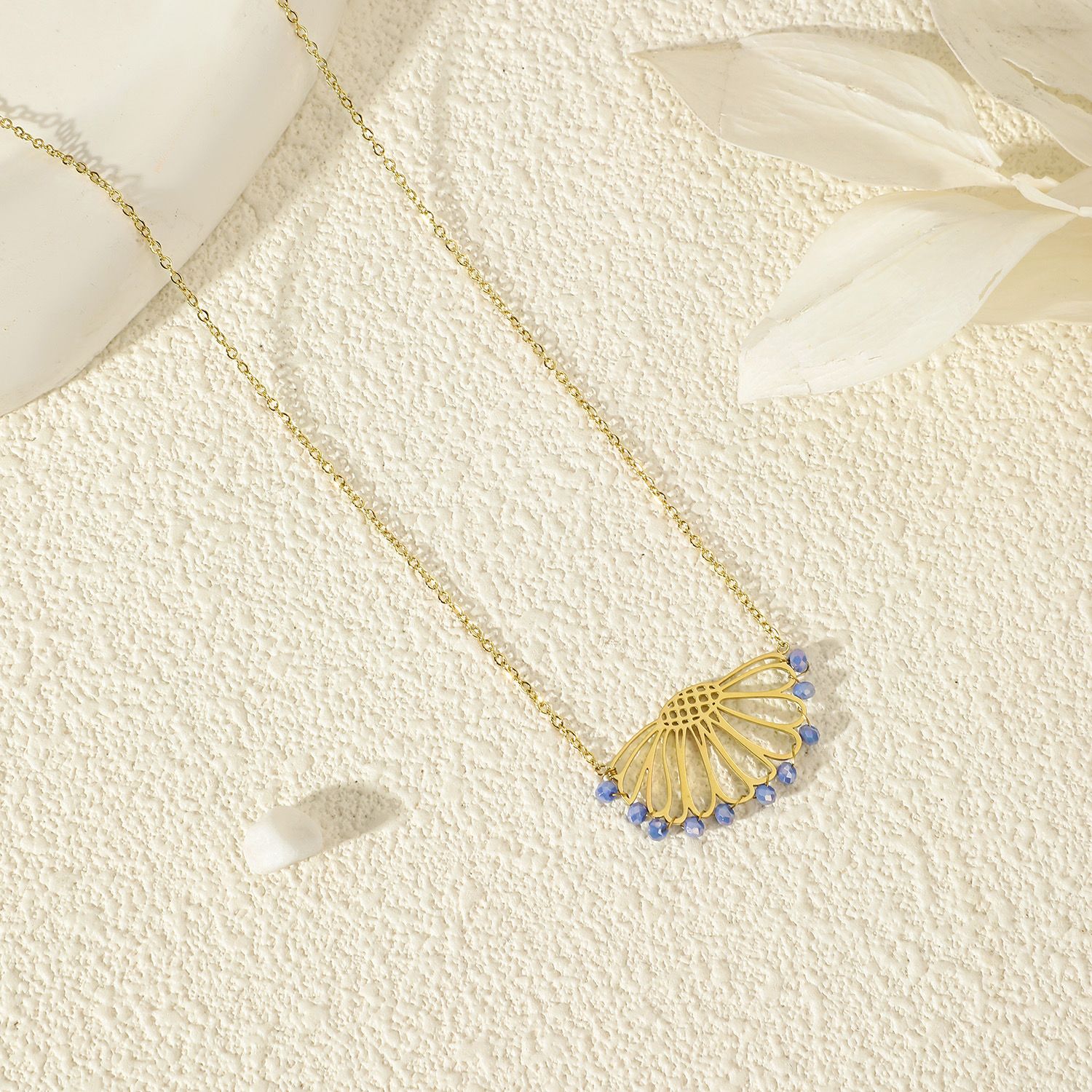 Ketting met half bloemontwerp en blauwe kristallen