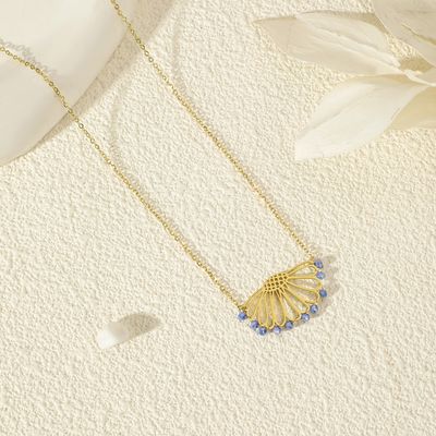 Ketting met half bloemontwerp en blauwe kristallen