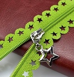 Light Green Star Lace Zip - 25 cm