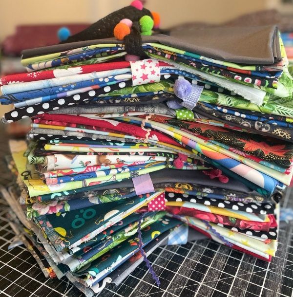 Mystery Fabric Bundle - 5 Fat Quarters 50 cm x 55 cm - CONTENTS VARY