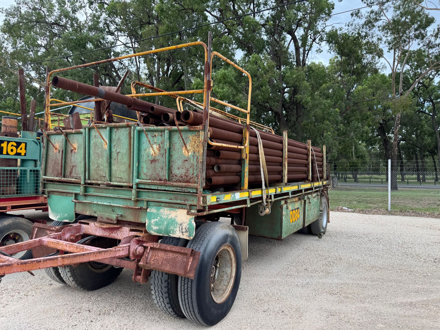 Trailer with more than 113 steel pipes 3.5" and 4.5" OD