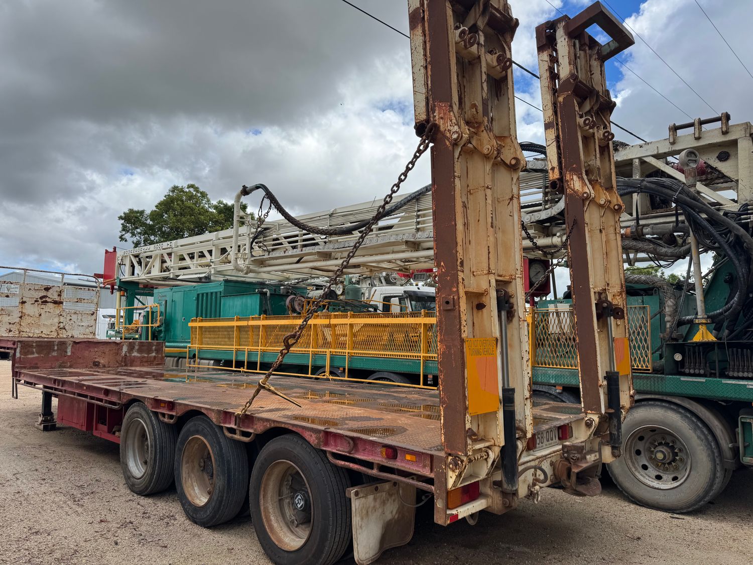 1983 Fruehauf Tri-Axle Drop Deck Trailer 1983 Fruehauf Tri-Axle Drop Deck Trailer