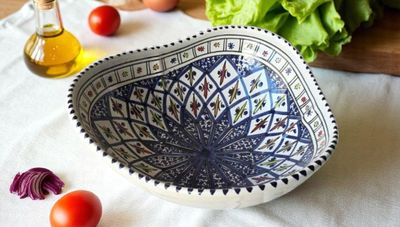 Insalatiera Artigianale in Ceramica Insalatiera Artigianale in Ceramica "Arabesque Blu" - Dipinta a Mano, Forma Carciofo Ø 30 cm