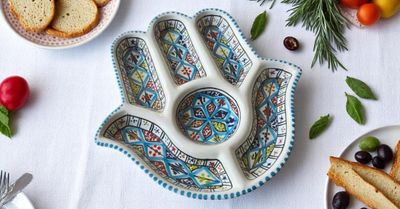 Antipastiera Artigianale in Ceramica Bianca, Design Arabesque Turchese, Antipastiera Artigianale in Ceramica Bianca, Design Arabesque Turchese, "Mano di Fatima" - Ø 30 cm