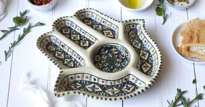 Antipastiera Artigianale in Ceramica Bianca, Design Arabesque Verde, Antipastiera Artigianale in Ceramica Bianca, Design Arabesque Verde, "Mano di Fatima" - Ø 30 cm