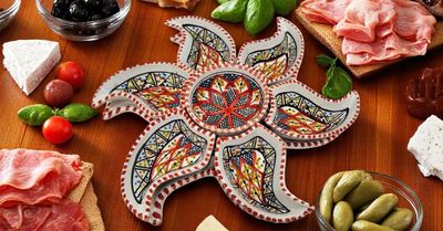 Antipastiera a Stella in Ceramica di Terracotta, Decoro Rosso Dipinta a Mano - Set 8 Pezzi Ø30 cm Antipastiera a Stella in Ceramica di Terracotta, Decoro Rosso Dipinta a Mano - Set 8 Pezzi Ø30 cm