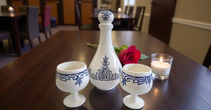 Set da Vino in Ceramica Set da Vino in Ceramica "Blueandwhite" - Bottiglia e 2 Calici Artigianali