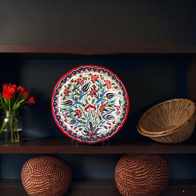 Piatto Decorativo in Ceramica Artigianale, Dipinto a Mano - Piatto Decorativo in Ceramica Artigianale, Dipinto a Mano - "L'eleganza Dell'Oriente Rosso" (45 cm)
