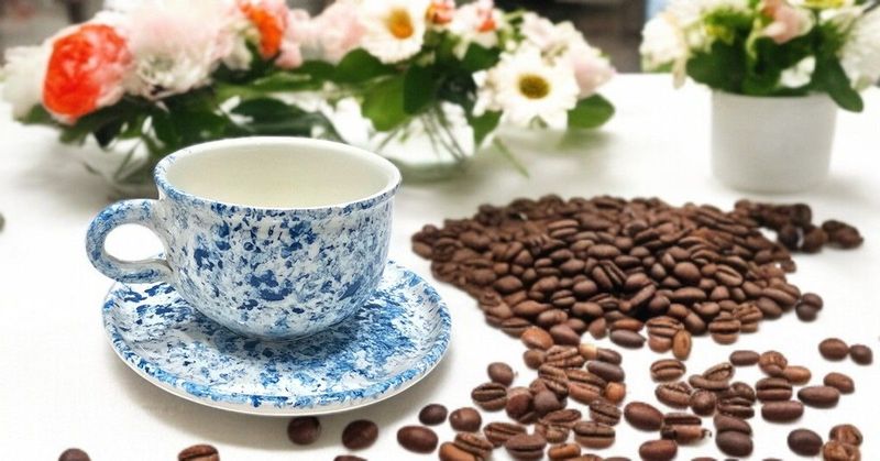 Set Tazza e Piattino Artigianale "Schizzi Blu" in Ceramica