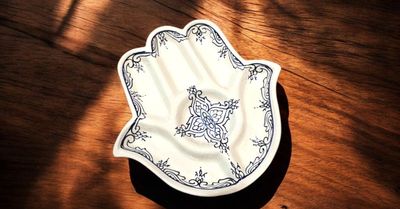 Antipastiera Artigianale in Ceramica Bianca, Design Blue and White, Antipastiera Artigianale in Ceramica Bianca, Design Blue and White, "Mano di Fatima" - Ø 30 cm