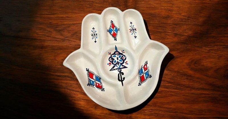 Antipastiera Artigianale in Ceramica Bianca, Design Khalela, "Mano di Fatima" - Ø 30 cm