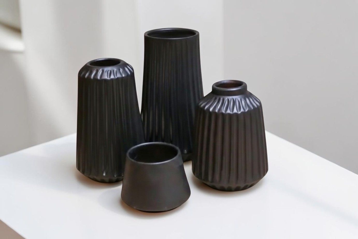 Set di 4 Vasi Decorativi Neri in Ceramica Artigianale - Design Minimalista