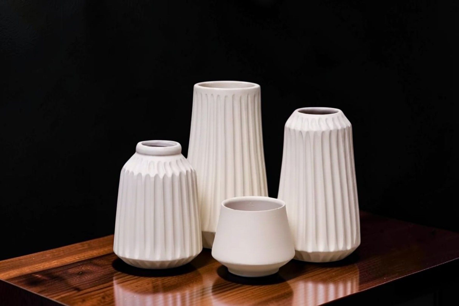 Set di 4 Vasi Decorativi Bianchi in Ceramica Artigianale - Design Minimalista