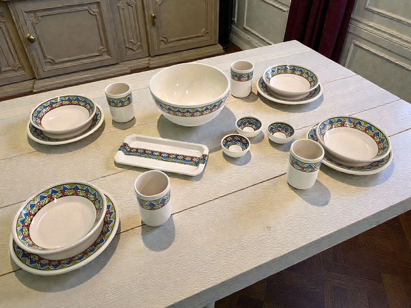 "Servizio Piatti Completo 17 Pezzi in Ceramica Rossa - Stile Margoum Tunisino, Fatto a Mano"