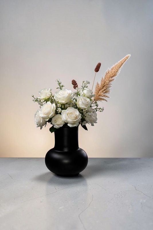 Vaso Soliflore Artigianale in Ceramica Nero Opaco - Design Minimalista Moderno