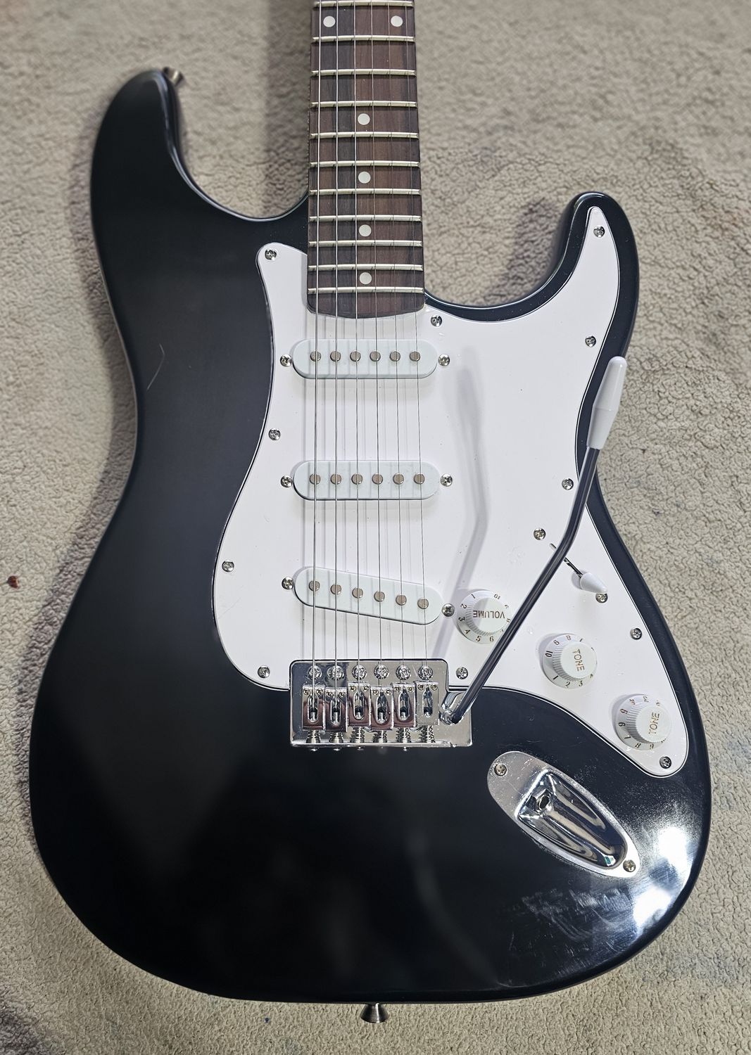 ​Indio Cali Classic Electric Guitar is a full-size solid body guitar SSS STRAT STYLE
