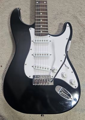 ​Indio Cali Classic Electric Guitar is a full-size solid body guitar SSS STRAT STYLE