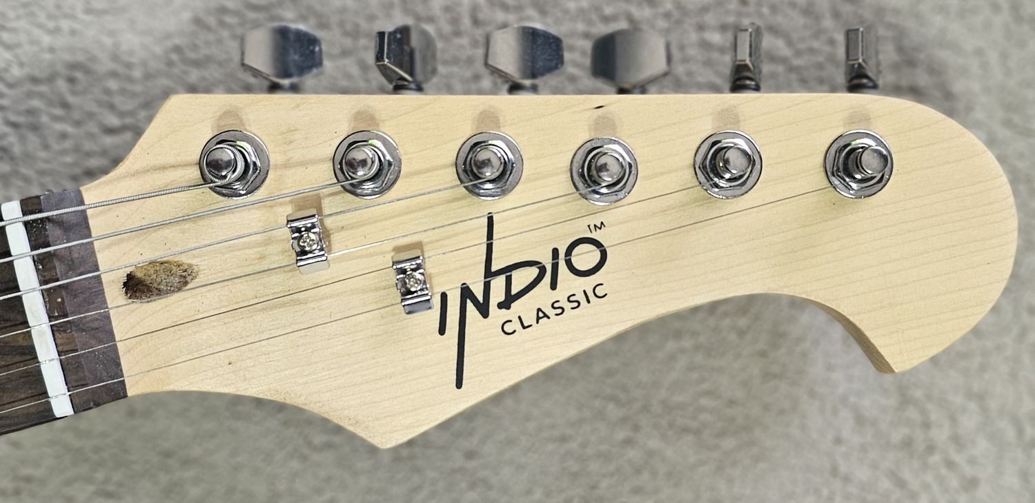 ​Indio Cali Classic Electric Guitar is a full-size solid body guitar SSS STRAT STYLE